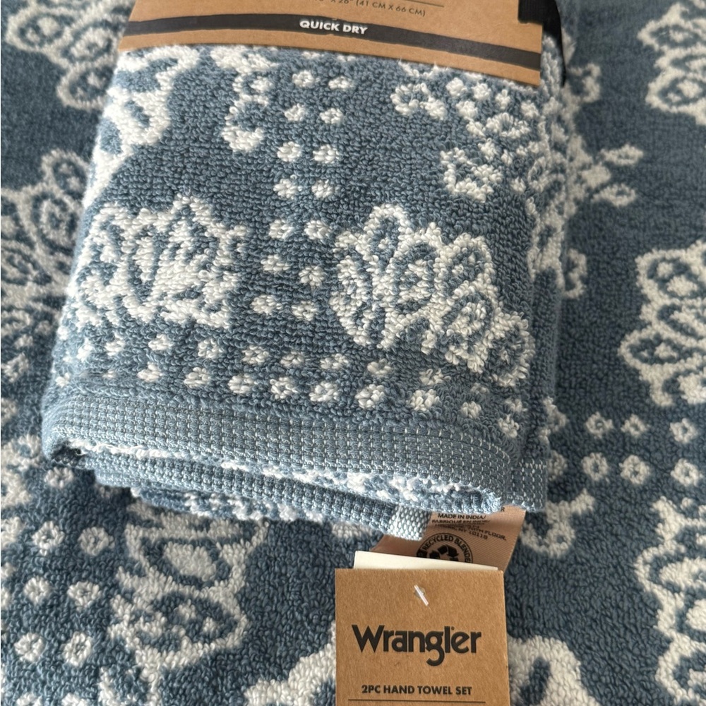 Wrangler light Blue flower bandana patterned towels and bath mat set - NWT - Picture 6 of 13